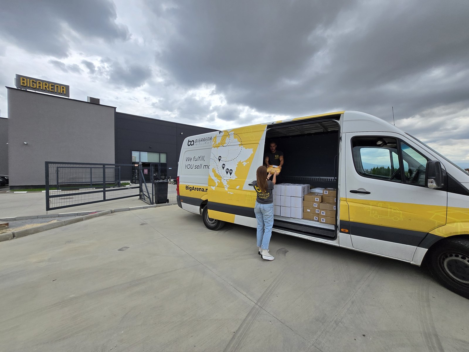 Shipment dispatch from the BigArena fulfillment center to European carriers